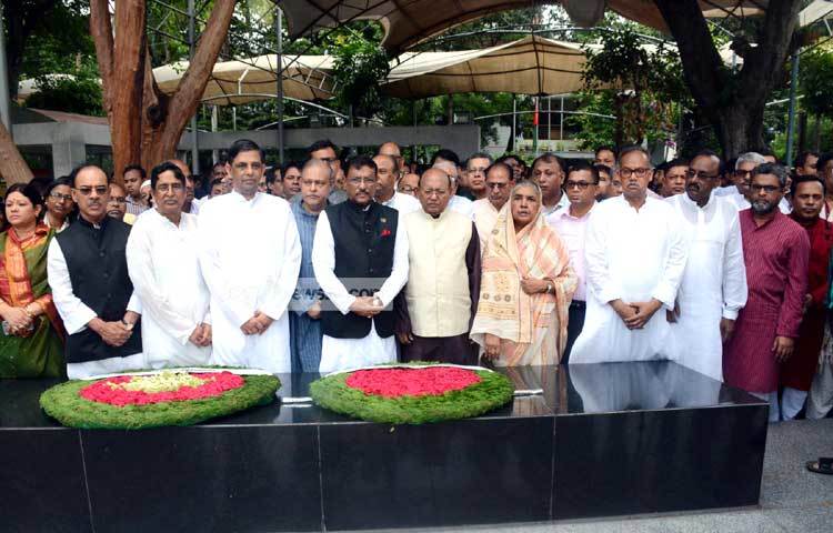 ঐতিহাসিক ছয় দফা দিবস উপলক্ষে আজ রাজধানীর বঙ্গবন্ধু স্মৃতি যাদুঘরে পুষ্পস্তবক অর্পণ করছেন আওয়ামী লীগ নেতৃবৃন্দ। ছবি : বিপ্লব দিক্ষিৎ।