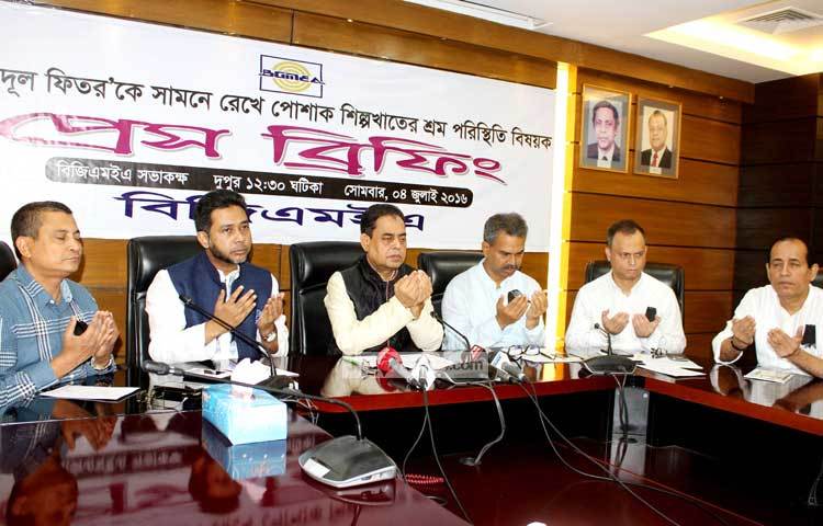 রাজধানীতে বিজেএমইত্র এর সংবাদ সম্মেলনের শুরুতে গুলশানে জঙ্গি হামলায় নিহতদের স্মরণে বিশেষ মোনাজাত করা হয়। ছবি : বিপ্লব দিক্ষিৎ।