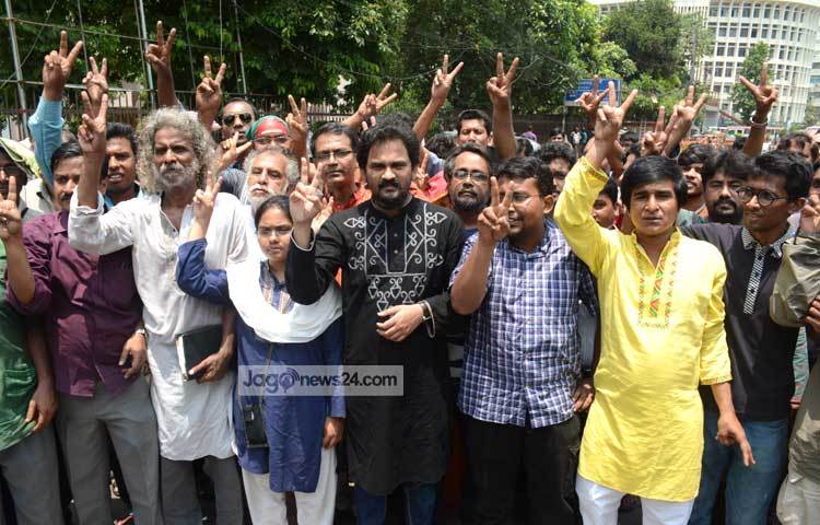 একাত্তরের মানবতাবিরোধী অপরাধের দায়ে মৃত্যুদণ্ডাদেশ পাওয়া জামায়াতে ইসলামীর আমির মতিউর রহমান নিজামীর মৃত্যুদণ্ড বহাল রাখায় রাজধানীর শাহবাগে গণজাগরণ মঞ্চের আনন্দ মিছিল। ছবি : বিপ্লব দিক্ষিৎ।