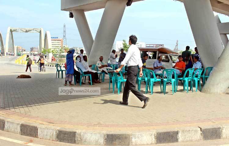 জামায়াতে ইসলামীর আমির মতিউর রহমান নিজামীর ফাঁসির রায় বহাল রাখার প্রতিবাদে হরতাল কর্মসূচী চলাকালে আজ রাজধানীর বিভিন্ন স্থানে আওয়ামী লীগ ও এর অঙ্গসংগঠনের কর্মীরা হরতাল প্রতিরোধে অবস্থান নিয়েছে। ছবি : বিপ্লব দিক্ষিৎ।