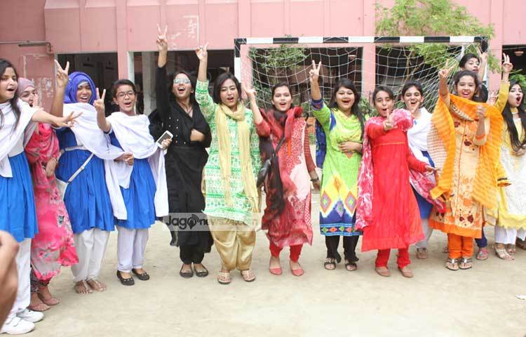 এসএসসির ভালো ফলাফলে উচ্ছ্বসিত ছাত্রীরা। ছবি : বিপ্লব দিক্ষিৎ।