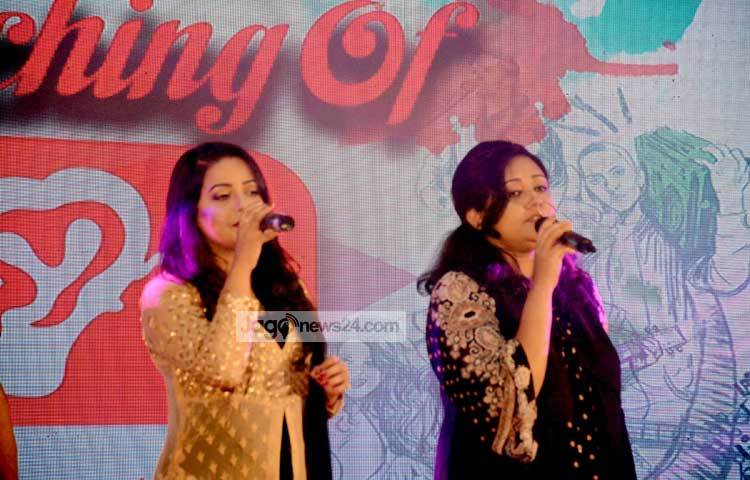 মুঠোফোন সেবাদাতা প্রতিষ্ঠান রবি ও ইয়োন্ডার অনুষ্ঠানে সঙ্গীত পরিবেশন করছেন শিল্পীরা। ছবি : বিপ্লব দিক্ষিৎ।