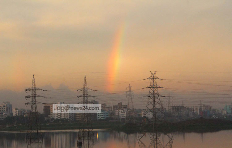 দুপুরের দিকে বৃষ্টির শেষে আকাশে রঙধনু দেখা যায়। ছবি : বিপ্লব দিক্ষিৎ।