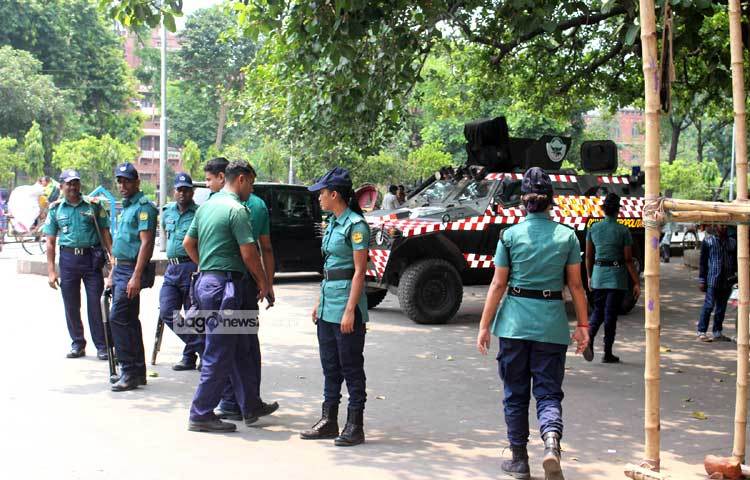 একাত্তরে মানবতাবিরোধী অপরাধের দায়ে মৃত্যুদণ্ডাদেশ পাওয়া জামায়াতে ইসলামীর আমির মতিউর রহমান নিজামীর করা রায় পুনর্বিবেচনাকে কেন্দ্র করে রাজধানীতে ব্যাপক নিরাপত্তা দেওয়া হয়। ছবি : বিপ্লব দিক্ষিৎ।
