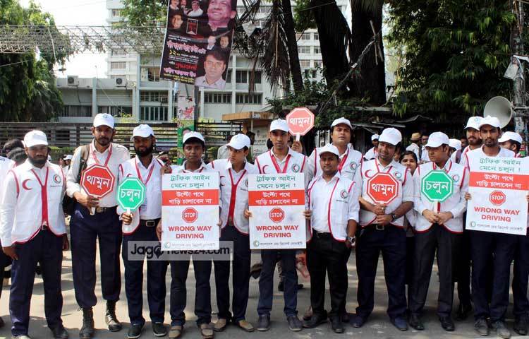 বাংলাদেশ রেড ক্রিসেন্ট সোসাইটি আজ জাতীয় প্রেস ক্লাবের সামনে ট্রাফিক আইন মানার বিষয়ে সচেতনামূলক র&zwnj;্যালি বের করে। ছবি : বিপ্লব দিক্ষিৎ।