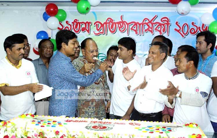 ঢাকা রিপোর্টার্স ইউনিটির ২১ বছর উপলক্ষে কেক কাটা হচ্ছে। ছবি : বিপ্লব দিক্ষিৎ।