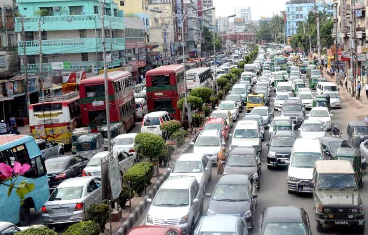 রমজানের প্রথম দিনে আজ রাজধানীতে তীব্র যানজট দেখা যায়। ছবি : বিপ্লব দিক্ষিৎ।