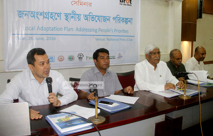 জনঅংশগ্রহণে স্থানীয় অভিযোজন পরিকল্পনা শীর্ষক এক সেমিনারে বক্তব্য রাখছেন বক্তারা। ছবি : বিপ্লব দিক্ষিৎ।