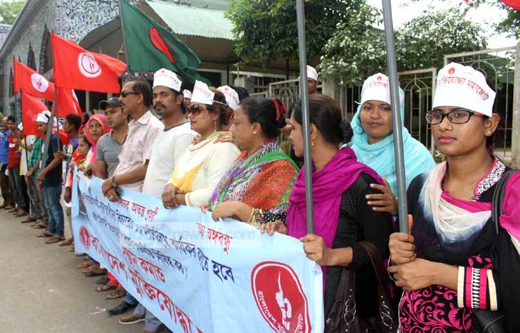 জামায়াতে ইসলামীর আমির মতিউর রহমান নিজামীর রায়কে বহাল রাখতে মানববন্ধন করে বাংলাদেশ মুক্তিযোদ্ধা মহাজোট। ছবি : বিপ্লব দিক্ষিৎ।