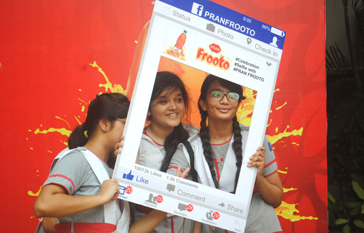 এসএসসির ভালো ফলাফলের আনন্দের সঙ্গী হয়েছে প্রাণ ফ্রুটো। ছবি : বিপ্লব দিক্ষিৎ।