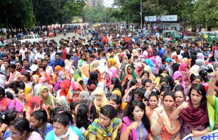 জামায়াতে ইসলামীর ডাকা আজকের হরতালের প্রতিবাদে বিভোক্ষ মিছিল করছে ঢাকা বিশ্ববিদ্যালয় ছাত্রলীগ। ছবি : বিপ্লব দিক্ষিৎ।