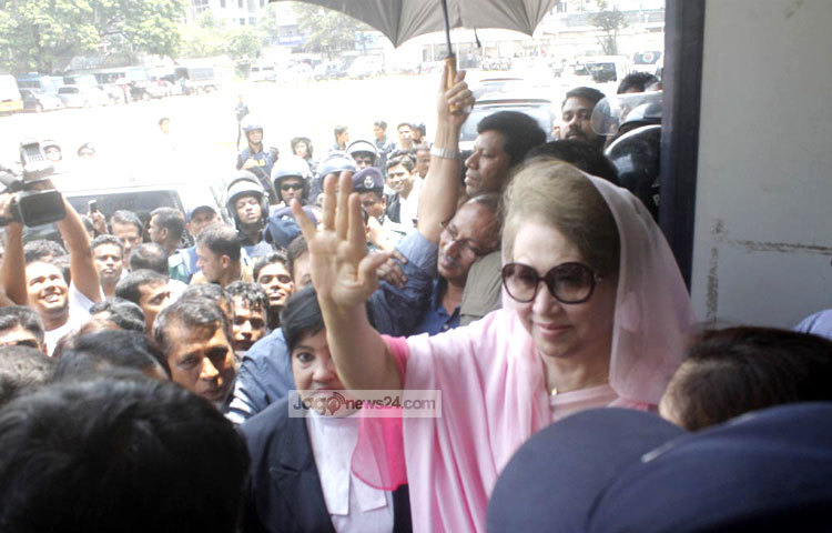 গত ১৯ মে খালেদা জিয়াকে আদালতে হাজির হওয়ার জন্য এই দিন ধার্য করেন আদালত। ঢাকার বকশীবাজার এলাকার আলিয়া মাদ্রাসা প্রাঙ্গণে স্থাপিত অস্থায়ী বিশেষ আদালতের বিচারক আবু আহমেদ জমাদারের আদালত এ আদেশ দিয়েছিলেন। ছবি : বিপ্লব দিক্ষিৎ।