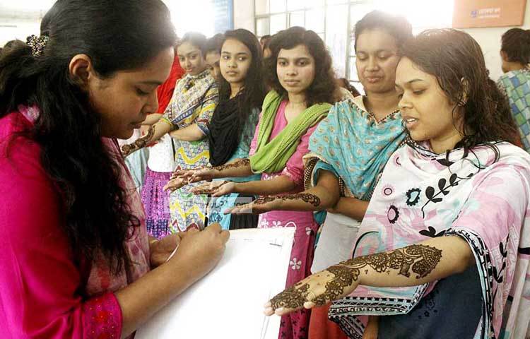 আজ ঢাকা বিশ্ববিদ্যালয়ের রোকেয়া হলে মেহদি উৎস অনুষ্ঠিত হয়। ছবি : বিপ্লব দিক্ষিৎ।