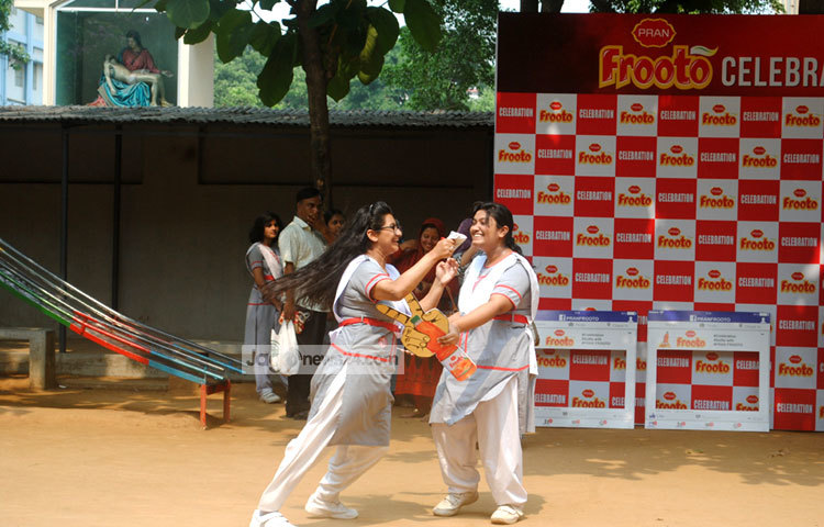 সন্তোষজনক ফলাফলে আত্মহারা ছাত্রীরা। ছবি : বিপ্লব দিক্ষিৎ।