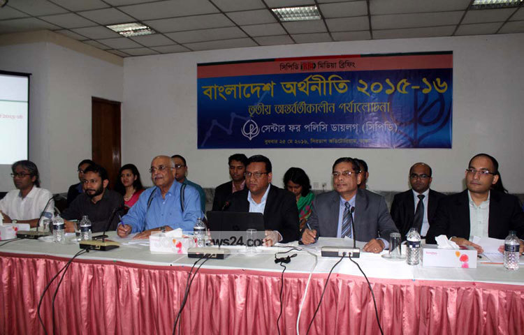 বাংলাদেশ অর্থনীতি ২০১৫-২০১৬ শীর্ষক মিডিয়া ব্রিফিংয়ের আয়োজন করে সিডিপি। ছবি : বিপ্লব দিক্ষিৎ।