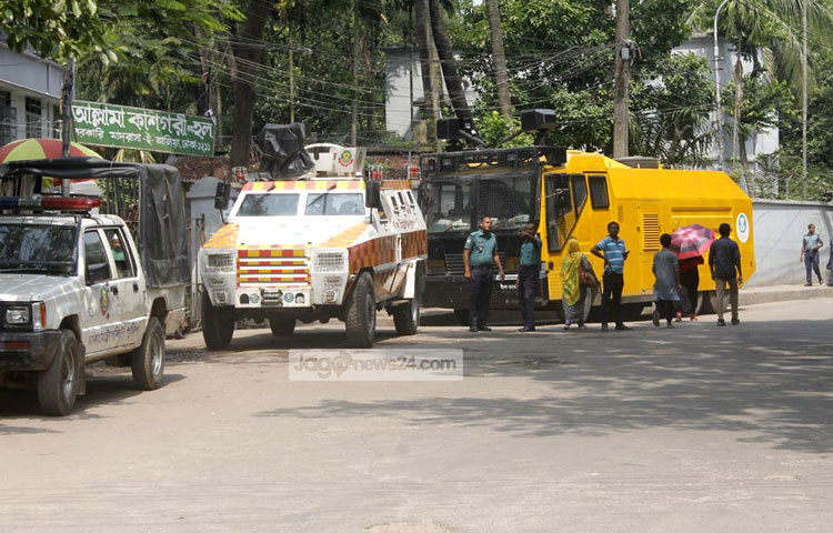 বেগম খালেদা জিয়ার আদালতে হাজিরা উপলক্ষে আইন শৃঙ্খলা রাক্ষাকারী বাহিনীকে সতর্ক অবস্থানে রাখা হয়েছে। ছবি : বিপ্লব দিক্ষিৎ।