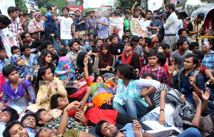 হলের দাবিতে জগন্নাত বিশ্ববিদ্যালয়ের ছাত্র-ছাত্রীরা অনশন কর্মসূচী পালন করছে। ছবি : বিপ্লব দিক্ষিৎ।
