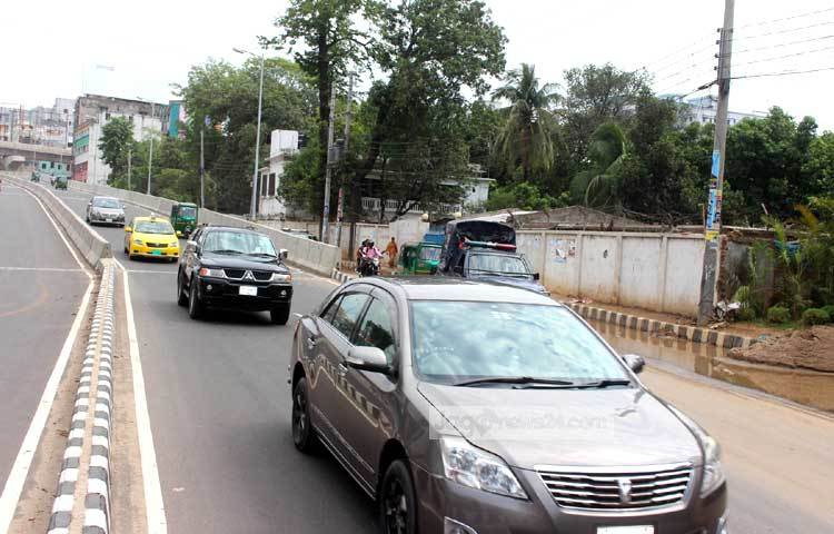আজ জামায়াতে ইসলামীর হরতাল চলাকালে রাজধানীতে গাড়ি চলাচলের দৃশ্য। ছবি : বিপ্লব দিক্ষিৎ।