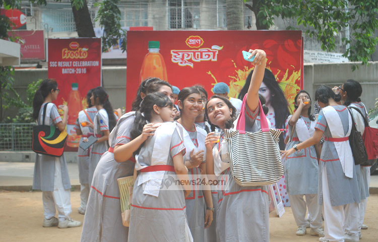 এসএসসির ফলাফলের এই আনন্দঘন মুহূর্ত সেলফিবন্দী করে রাখা হচ্ছে। ছবি : বিপ্লব দিক্ষিৎ।