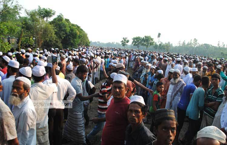 মানবতাবিরোধী অপরাধের দায়ে মৃত্যুদণ্ডপ্রাপ্ত জামায়াতের আমির মতিউর রহমান নিজামীর মরহেদ তার গ্রামের বাড়ি পাবনায় পৌঁছলে উৎসুক জনতা ভিড় করে।