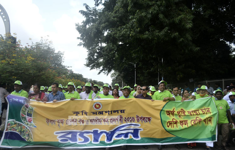 ফলদ বৃক্ষ রোপণ পক্ষ উপলক্ষে আজ রাজধানীতে র&zwnj;্যালি বের হয়। ছবি : বিপ্লব দিক্ষিৎ।