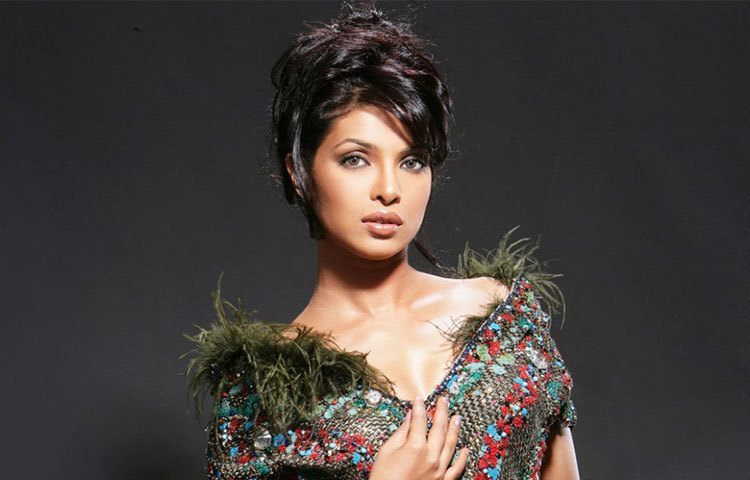 প্রিয়ঙ্কা চোপড়া : ভারতের বালিউড ছাপিয়ে তিনি হলিউড জয়ের চিন্তায় মগ্ন রয়েছেন।