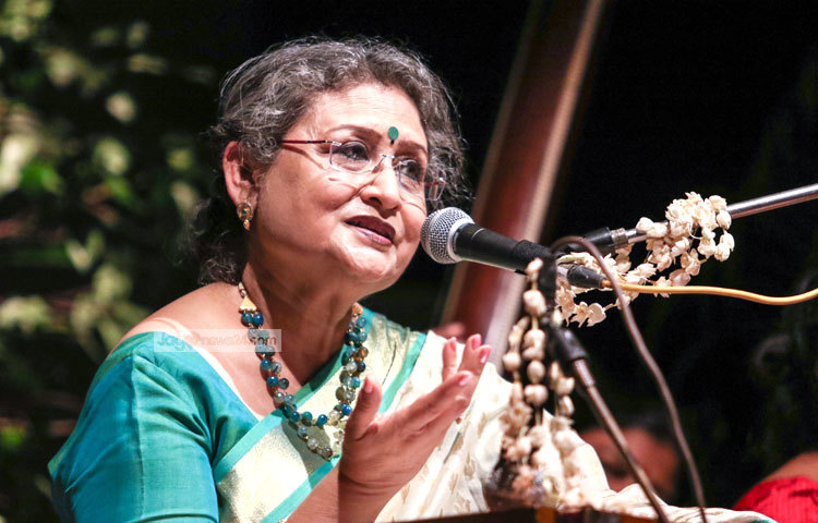 সঙ্গীত পরিবেশনে মগ্ন প্রতিভা মল্লিক। ছবি : মাহবুব আলম।