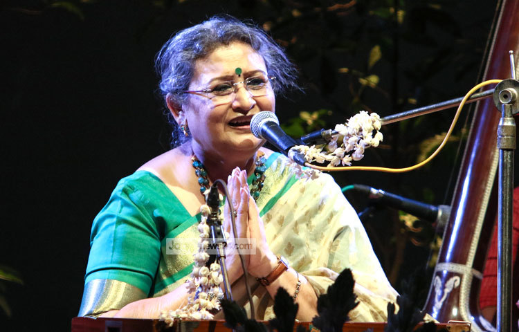 তিনি রবীন্দ্র সঙ্গীত পরিবেশনের পাশাপাশি রবীন্দ্রনাথের বিভিন্ন সৃষ্টিকর্ম নিয়ে গবেষণাও করে থাকেন। ছবি : মাহবুব আলম।