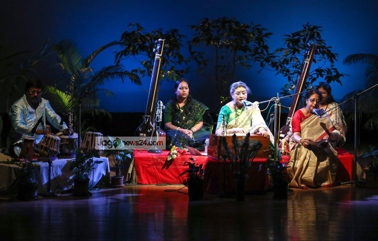 কবিগুরু রবীন্দ্রনাথের ভ্রমণকালীন সময়ে লেখা বেশ কিছু গান শ্রোতাদের শোনালেন প্রতিভা মল্লিক। ছবি : মাহবুব আলম।