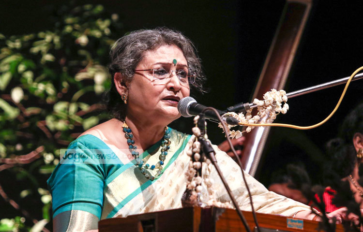 প্রতিভা মল্লিক সঙ্গীত পরিবেশনের আগে এসব গান রচনার নেপথ্য গল্প বর্ণনা করেন তার সঙ্গী শ্রীলেখা। ছবি : মাহবুব আলম।