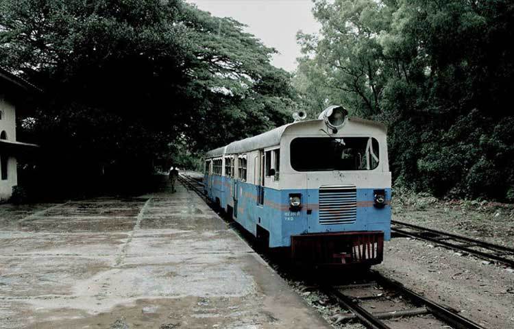 ভারতের পশ্চিমবঙ্গের বেগুনকোদর ভূতুড়ে রেলওয়ে স্টেশনে দিনের বেলায় এলেও গা ছমছম করে।