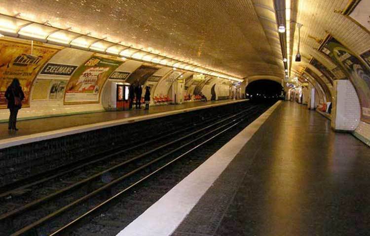 ভারতের দিল্লির দ্বারকা সেক্টর ৯, মেট্রো স্টেশনকে সবাই ভূতুড়ে রেলওয়ে স্টেশন বলে।