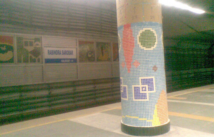 কলকাতার রবীন্দ্র সরোবর মেট্রো স্টেশনটির ভেতরে গেলে সত্যিই ভয় ভয় লাগে।