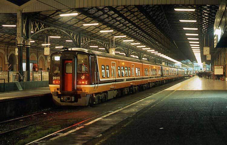 আয়ারল্যান্ডে অবস্থিত এ রেলওয়ে স্টেশনটির নাম কনোলি স্টেশন।