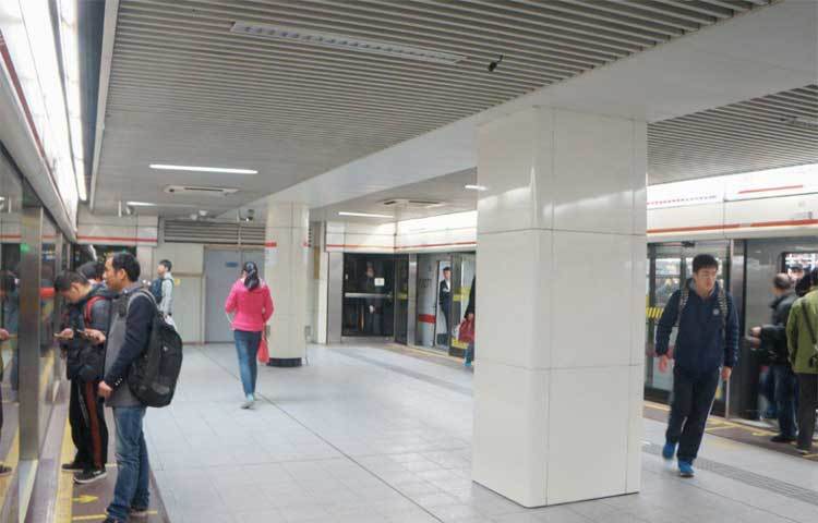 কাওবাও রোড সাবওয়ে স্টেশন নামের ভূতুড়ে রেলওয়ে স্টেশনটি চীনে অবস্থিত।