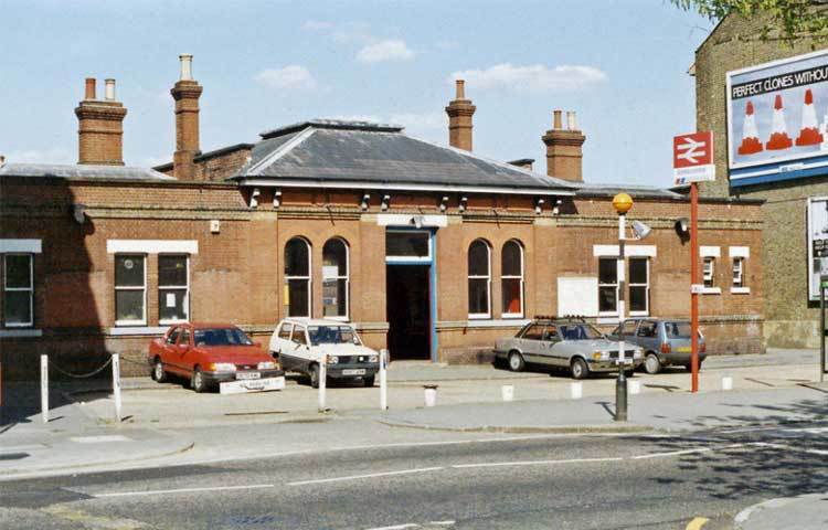 ইংল্যান্ডের ভূতুড়ে এ রেলওয়ে স্টেশনটির নাম আদিসকম্ব রেলওয়ে স্টেশন।