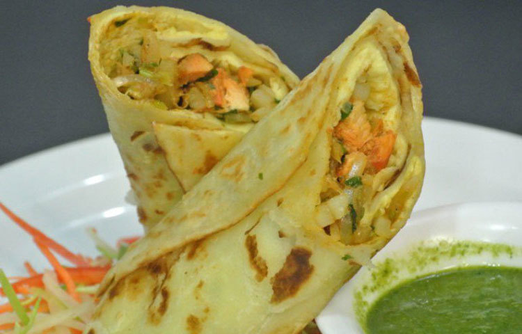 রোল : বন্ধুরা দীর্ঘক্ষণ আড্ডার পরে একটু খিদে পেলে দুই-তিনটে রোল খেলে পেট ভরে যাবে।