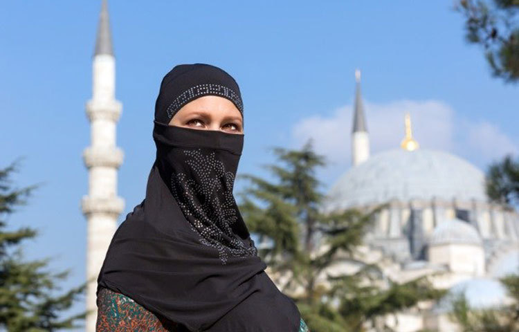 সিরিয়ান বিশ্ববিদ্যালয় : সিরিয়ায় ২০১০ সাল থেকে সাময়িক বোরখা ও হিজাবের ওপর নিষেধাজ্ঞা রয়েছে। বিশেষ করে বিশ্ববিদ্যালয় এলাকায় কেউ হিজাব বা বোরকা পরে থাকতে পারবে না।