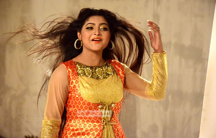 &lsquo;হায়রে পরানের বন্ধু&rsquo; শীর্ষক সুরেলা গানে সালমাকে মিষ্টি হাসিতে নাচতে ও গাইতে দেখা যাবে। ছবি : মাহবুব আলম