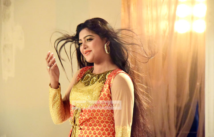 সালমার কণ্ঠের এ গানের অসাধারণ মিউজিক ভিডিও নির্মাণ হচ্ছে। আর এ মিউজিক ভিডিওর মাধ্যমেই তিনি চমক নিয়ে আসছেন। ছবি : মাহবুব আলম।