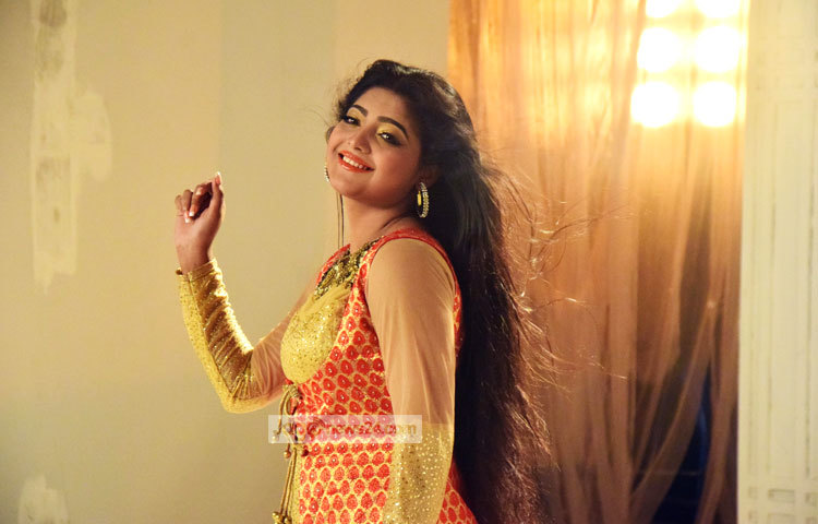 গতকাল থেকে (৮ মে) এফডিসির ৩ নাম্বার ফ্লোরে সালমার এ মিউজিক ভিডিওর শুটিং শুরু হয়েছে। ছবি : মাহবুব আলম।