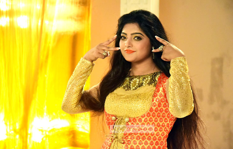 সালমার মিউজিক ভিডিওর গানটির কথা লিখেছেন কবির বকুল এবং সুর করেছেন শওকত আলী ইমন। ছবি : মাহবুব আলম।