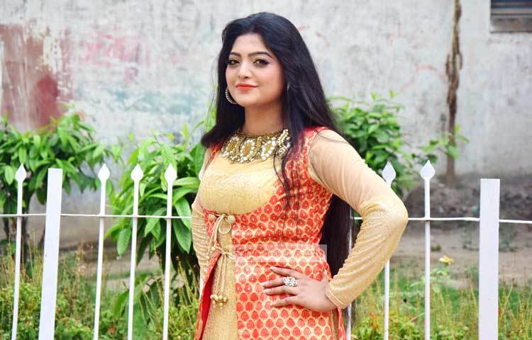 রমিজ রাজার কস্টিউম আর হাবিবের কোরিওগ্রাফিতে ভিডিওটি নির্মাণ করছেন জিয়াউদ্দিন আলম। ছবি : মাহবুব আলম।