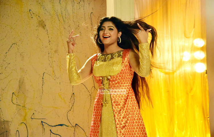 এলোকেশে গানের সঙ্গে ঠোঁট মেলাচ্ছেন সালমা। ছবি : মাহবুব আলম।