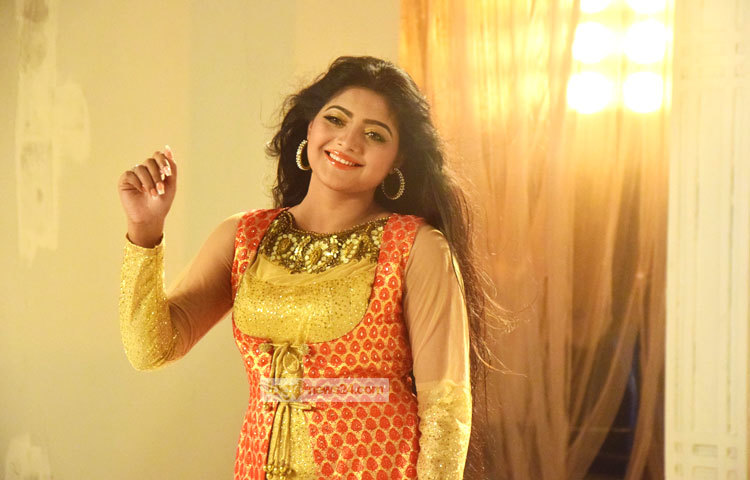 সালমা আশা করছেন প্রতিবারের ন্যায় এবারেও তার মিউজিক ভিডিটি সবার কাছে প্রশংসনীয় হবে। ছবি : মাহবুব আলম।
