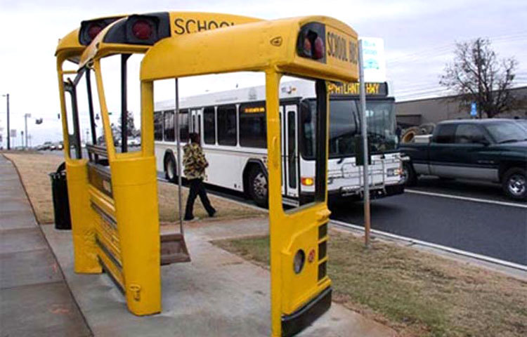 স্কুলবাস বাসস্টপ : যুক্তরাষ্ট্রের জর্জিয়ায় অবস্থিত এ স্কুলবাস বাসস্টপেজটি তিনটি পুরনো বাস দিয়ে তৈরি করা হয়েছে।