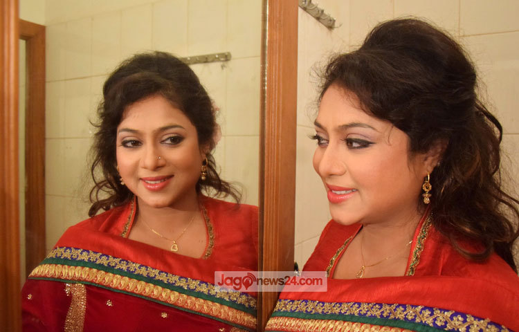 আপন আয়নায় নিজেকে অপলোক নয়নে দেখে নিচ্ছেন শাবনূর। নিজেই যেন নিজের রূপে মুগ্ধ হয়ে আছেন তিনি। ছবি : মাহবুব আলম।