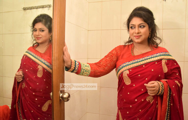 &lsquo;আয়নাতে ঐ মুখ দেখবে যখন কপোলের কালো তিল পড়বে চোখে&rsquo;-কপোলে তার কালো তিল নেই তবে অমন করে কী দেখছেন শাবনূর? ছবি : মাহবুব আলম।