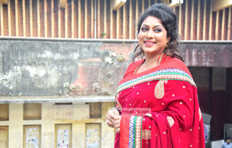 লাল শাড়িতে প্রাণোচ্ছ্বল হাসি ছড়িয়ে দর্শকদেরকে মুগ্ধ করছেন শাবনূর। ছবি : মাহবুব আলম।