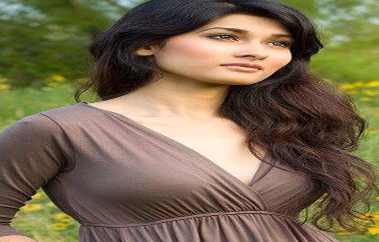 একলা আপন মনে উদাস দৃষ্টিতে কবির মত তাকিয়ে আছেন শিশির। ক্রিকেটারের ঘরে কবির আবির্ভাব নয়তো!